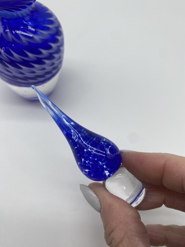 Botella de Perfume ART GLASS Azul Blanco Plumas Tiradas Tapón De Colección Usado en Excelente Condición - Imagen 10 de 13