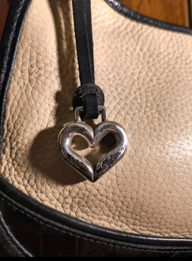 RARO BOLSO/BOLSO DE HOMBRO PEQUEÑO BRIGHTON VINTAGE BLANCO Y NEGRO. Foto 3 de 4