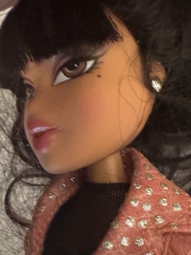 Muñeca Bratz Totalmente Tatuada Yasmin Ropa Original Botas y Pendientes 2012 MGA - Imagen 3 de 24