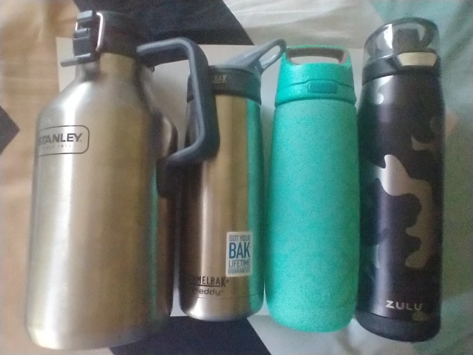 Lote de botellas de agua (4) Stanley 64 OZ, Camelbak 16 oz, vidrio Ello 20 oz y Zulu 20 oz. Foto 2 de 4