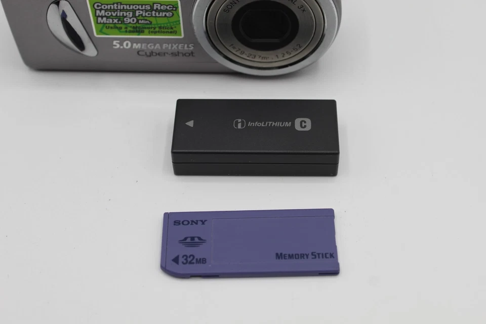 Cámara Sony Cybershot DSC-V1 5,0 MP probada con tarjeta de memoria y cargador Foto 3 de 4