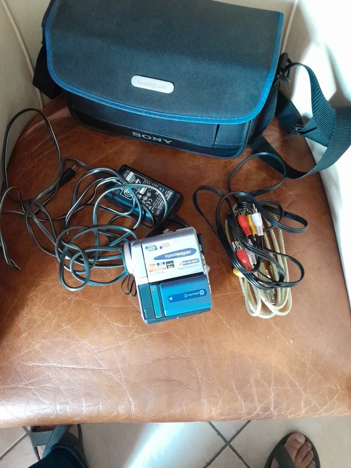 Sony DCR-PC8E PAL Digital Handycam Mini DV, Charger, Battery, Cable - Photo 4/4