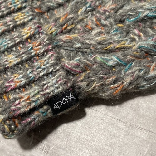Berretto ADORA multicolore lavorato a mano nuovo con etichetta - Foto 3 di 4