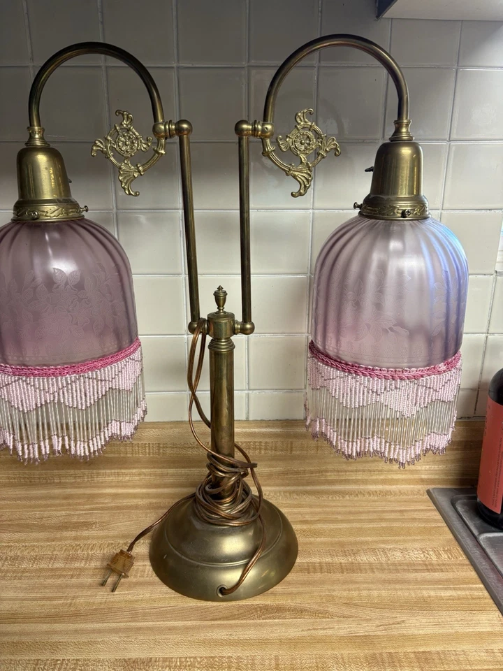 Abajur elétrico de vidro rosa com gravura na sombra. Franja de contas - Imagem 3 de 4