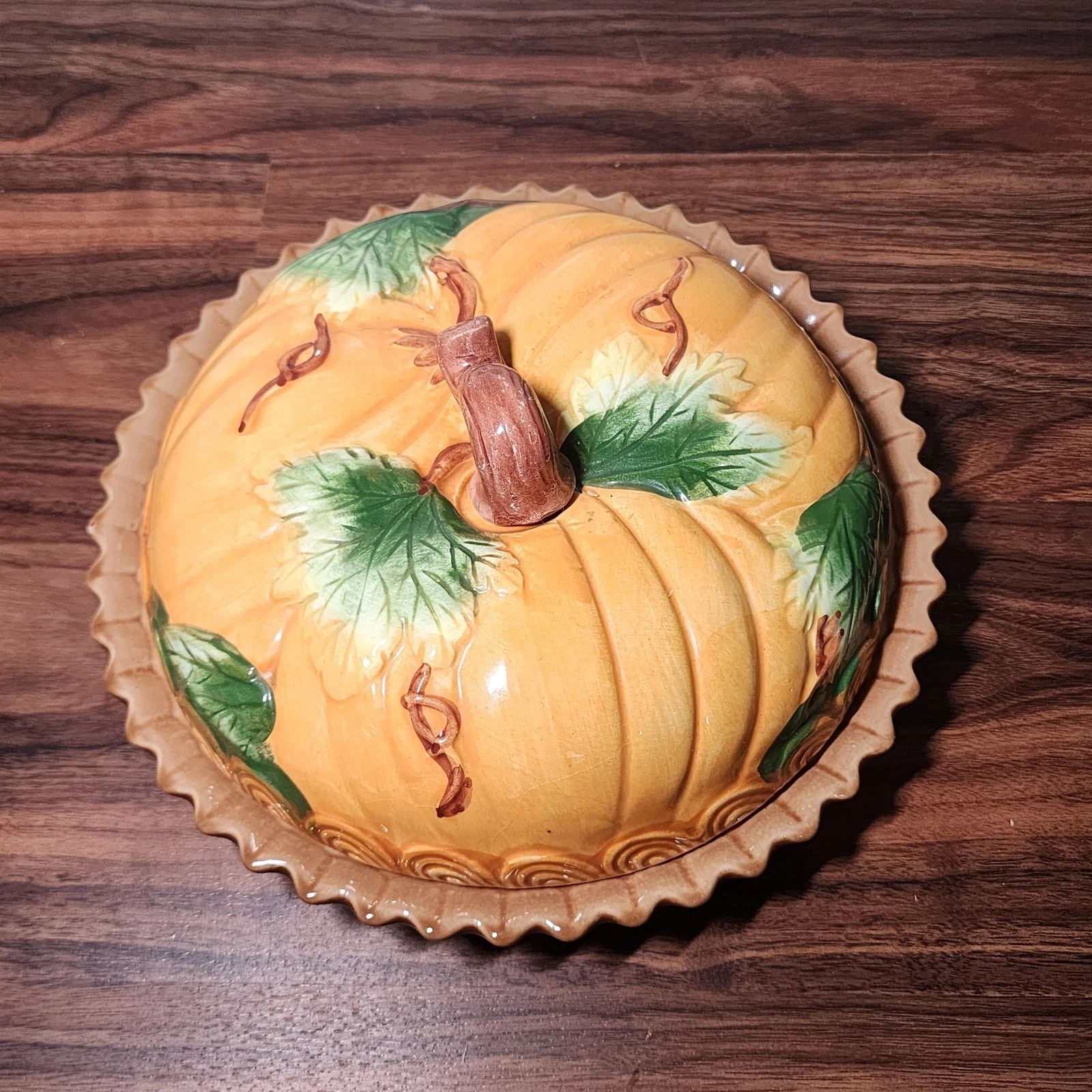 Autumn Pumpkin Pie Keeper Plate w Cover Lid 10" D Fall Motif Leaves Vines