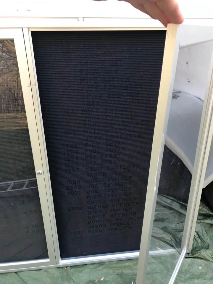 GHENT 封闭锁定字母展示板保护壳 59 英寸 x 47 英寸 2 节 — 第 3/4 张图片