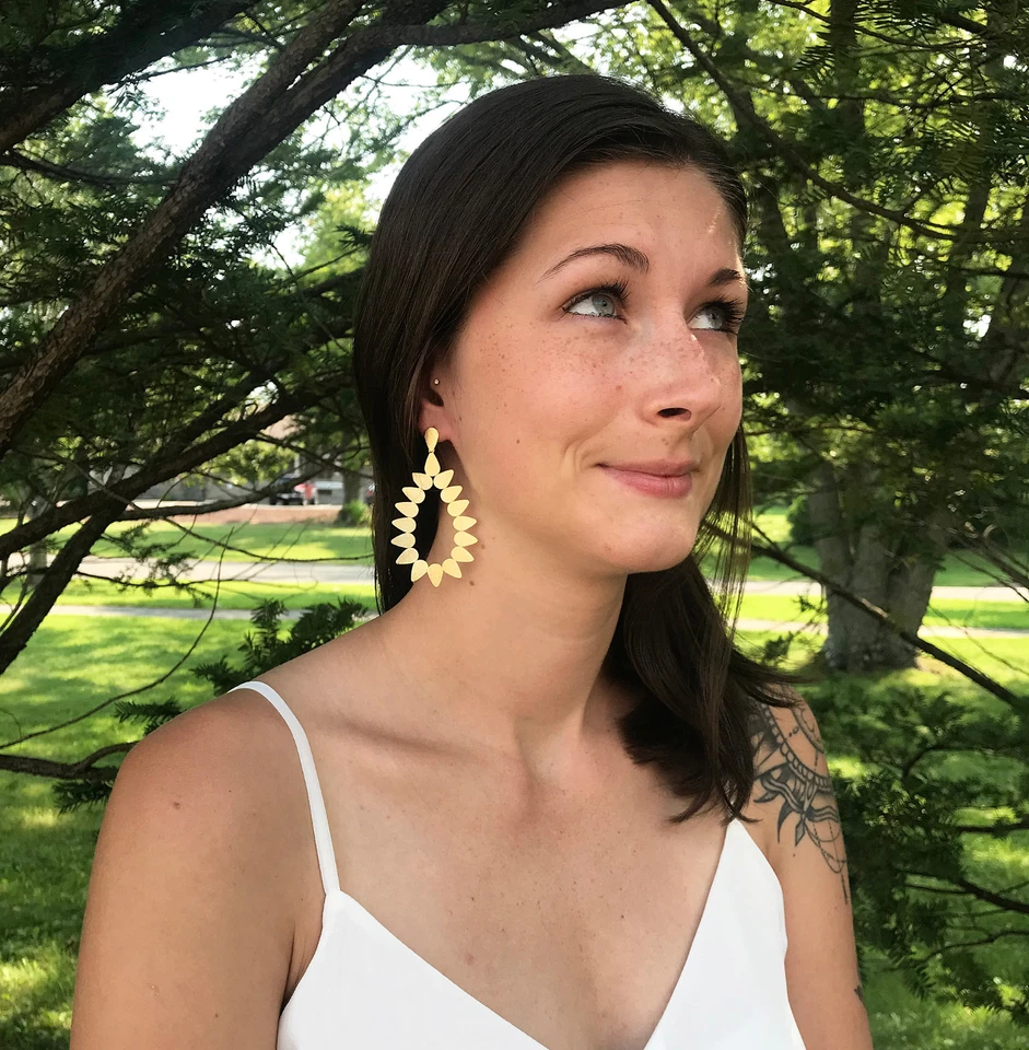 Brincos Sheila Fajl Livia Open Teardrop Statement folheados a ouro - Imagem 4 de 4