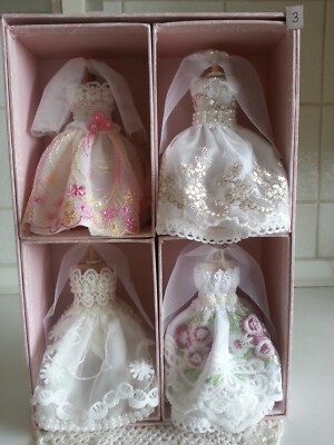 4 Brautkleider  Hochzeitskleider mit Schleier  in Box   1:12  Miniatur