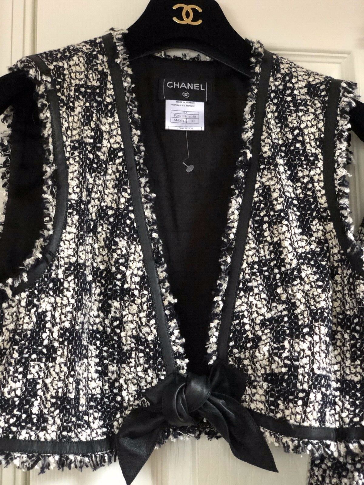 CHANEL VINTAGE 05P TWEED LEATHER BLACK ECRU VEST SKIRT SET CC BUTTONS 40-38 $7K image 4