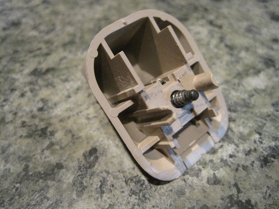 Зажим на козырек Pontiac G6 Chevrolet Malibu желтовато-коричневый от оригинального производителя - Изображение 3 из 3