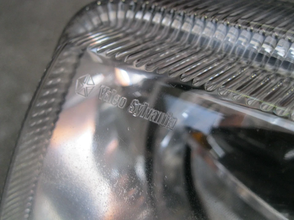 05-10 Chrysler 300C SRT-8 Left Driver Side Xenon Headlight (04805759AH) — 第 2/4 张图片