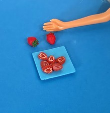 KITCHEN LITTLES Very Rare STRAWBERRIES SLICES FRUIT ACCESSORIES BARBIE FOOD 1