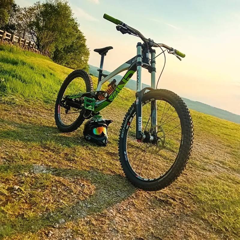 YT Tues Comp 2.0 2014 26" Downhill Mountain Bike Large