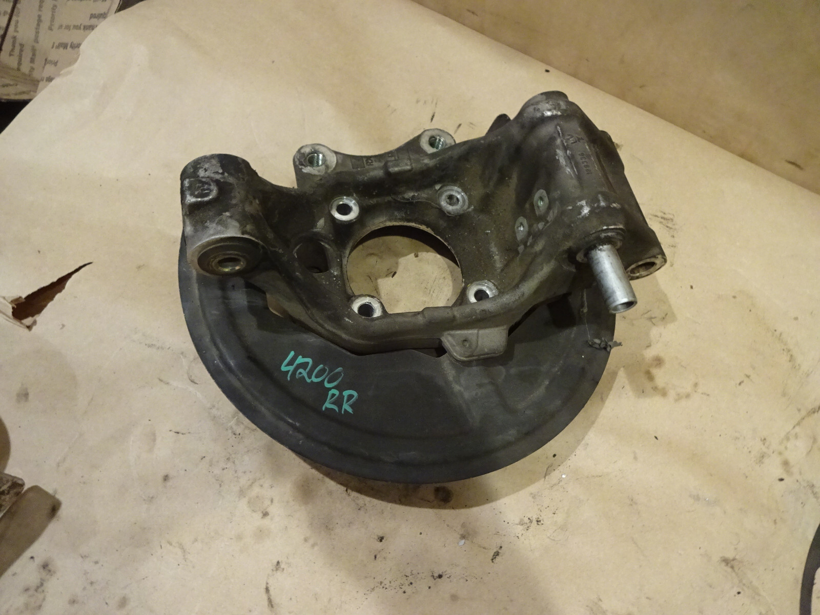 Maserati 4200 - RH Rear Hub Holder - Knuckel -With Shield & Shoes  P/N 189334