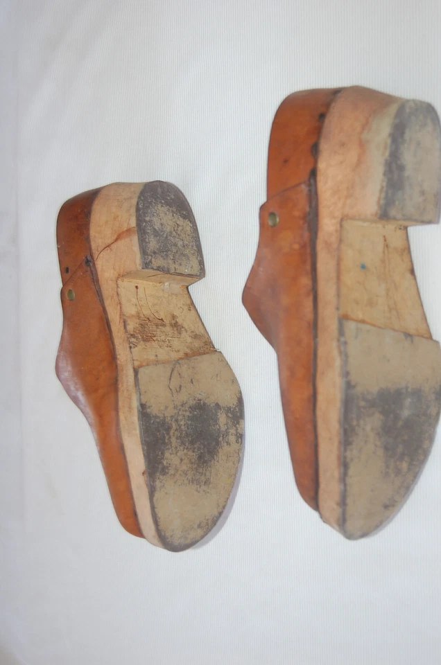 Sabot ancien bois et cuir  , décoraration chalet , montagne, artisanal , - Photo 2/4