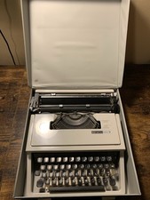 Olivetti Underwood Lettera 31 Portable Typewriter with Case Made in Italy thumbnail