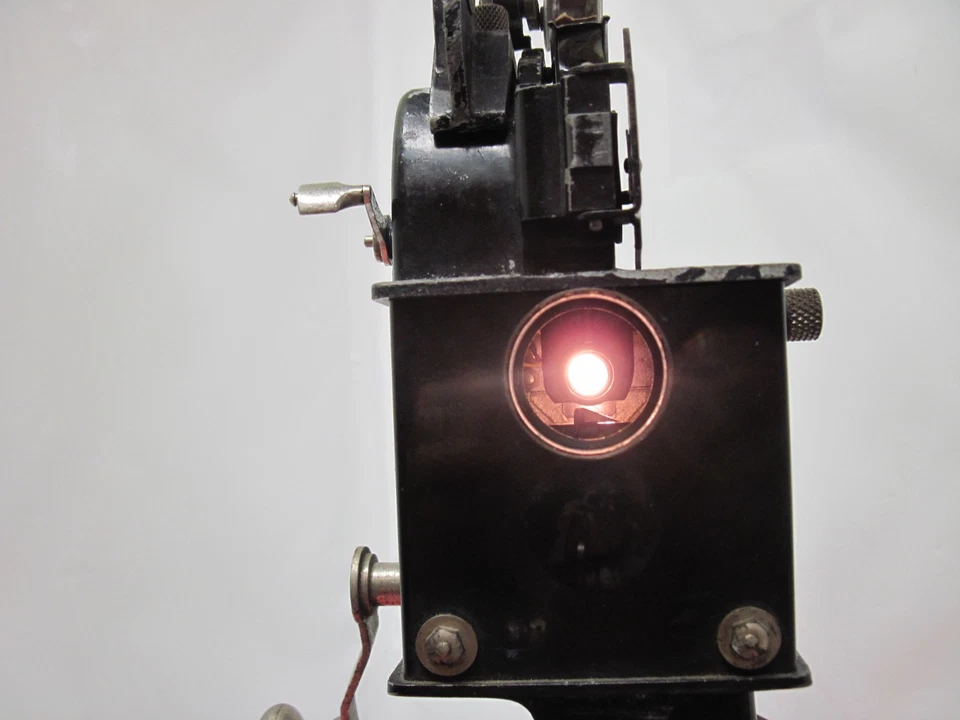 Pathé Baby Projecteur de Film 9.5 mm a rénover : Lampe Neuve  ( voir la vidéo ) - Photo 4/4