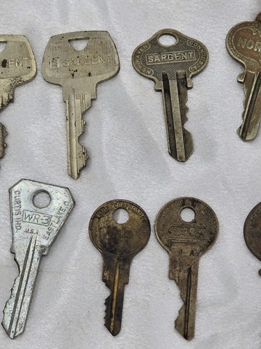 Vintage Key Lot of 17 Old Keys Sargent, Norwalk, Earle, Corbin, Yale, Atlas - Picture 3 of 22