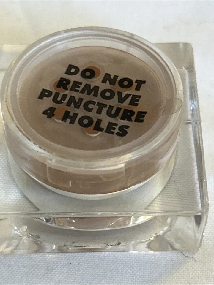 Los modelos prefieren polvos faciales apilables listos para usar amarillo claro y bronceador .14 oz Foto 3 de 4