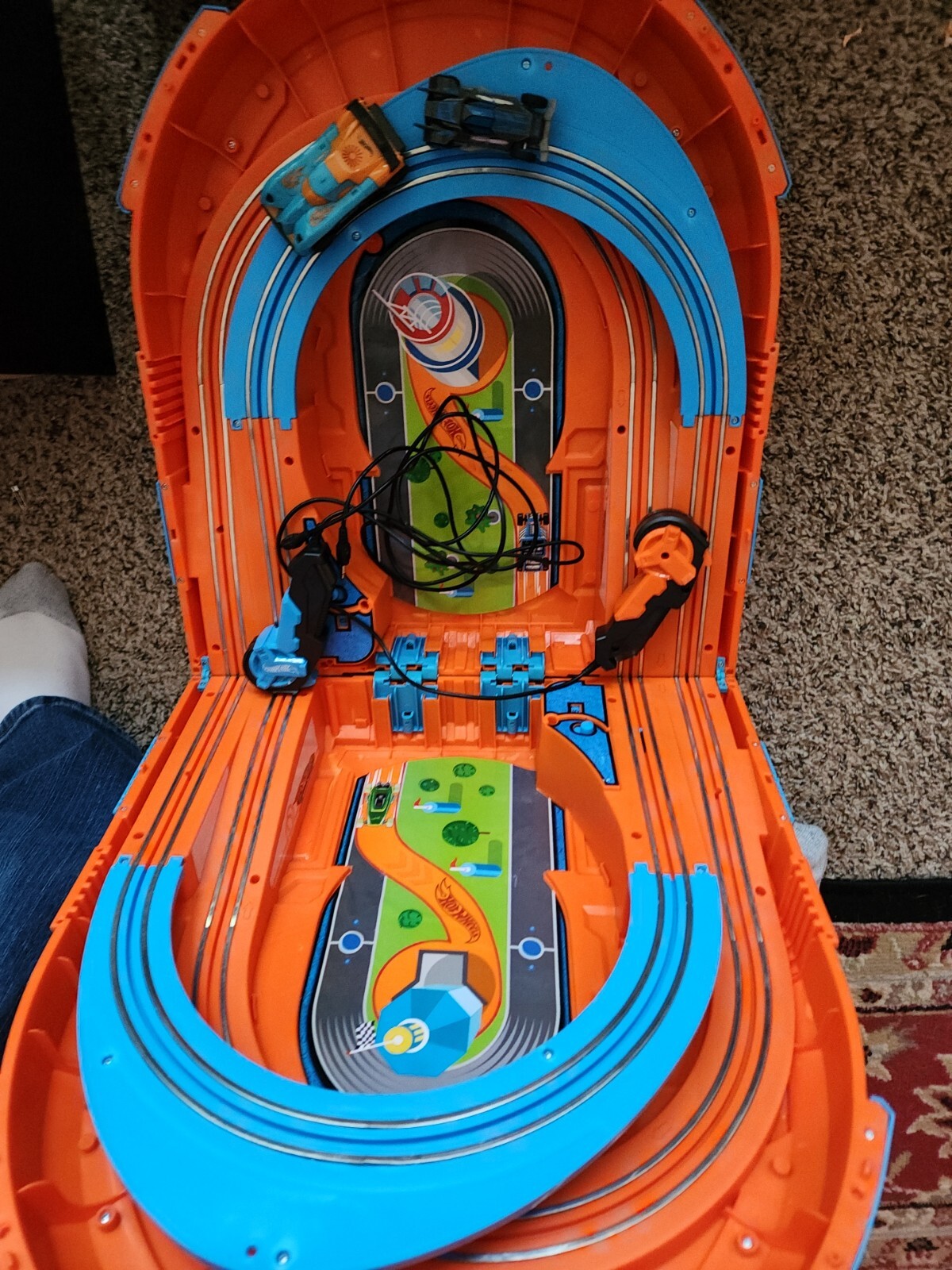 Hot Wheels Carrying Case Slot Car Race Track Set With Two Car And Two