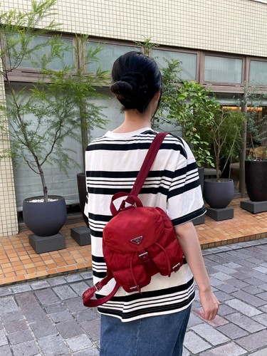 Authentischer PRADA Medium roter Nylon Dreieck Logo Nylon Rucksack - Bild 3 von 12