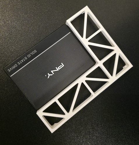 3.5" to 2.5" SSD/HDD Adapter – 3D Printed PLA (Snow White) – Caddy Compatible - Afbeelding 2 van 4
