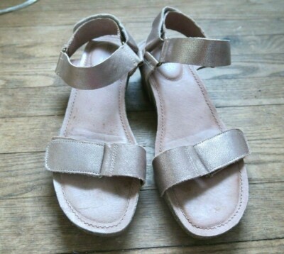 Womens Adam Tucker Me Too Comfort Leather Strappy  Wedge Sandal CLEAN 9.5 Gold