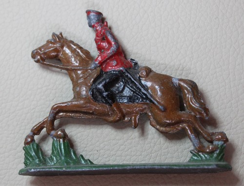VINTAGE LEAD MOUNTED BRITISH SOLDIER HEAVY FOR SIZE BASE IS 69MM LONG #ESA19 - Picture 3 of 7