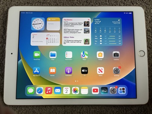 Apple iPad 5th Gen. 32GB, Wi-Fi, 9.7" - Rose Gold. Cosmetic Damage.