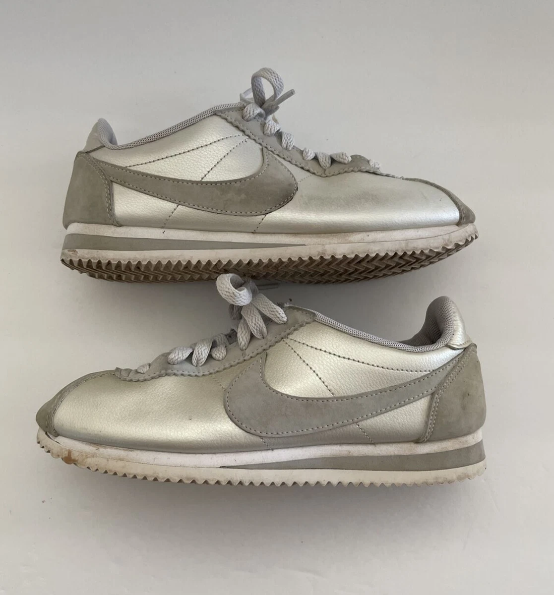 Silver top nike cortez