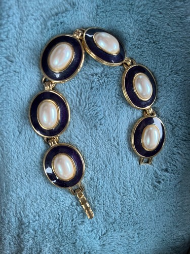 Vtg Monet Signed Gold Faux Pearl Navy Enamel Bracelet Oval Link 7.25” - Picture 2 of 12