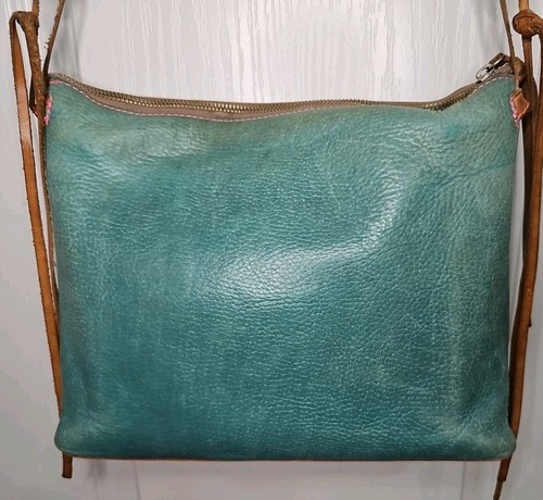 Borsa a tracolla quadrata Consuela ritirata in pelle color verde acqua 9"x 11" zip superiore - Foto 10 di 24