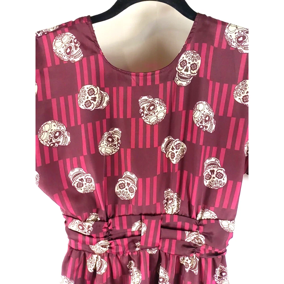 Vestido feminino xhilaration tamanho X pequeno listra vermelha caveiras - Imagem 2 de 4