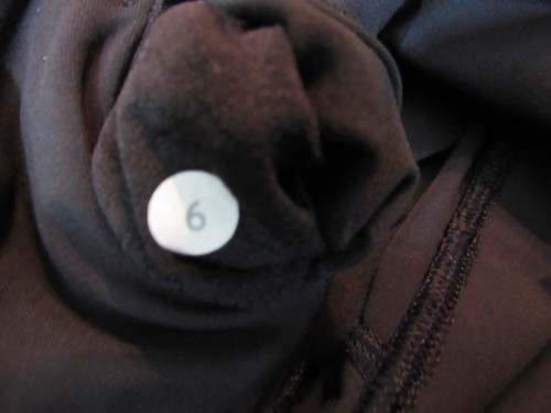 Leggings recortados Lululemon negros transparentes con panel trasero talla 6 usados en excelente estado - Imagen 8 de 8