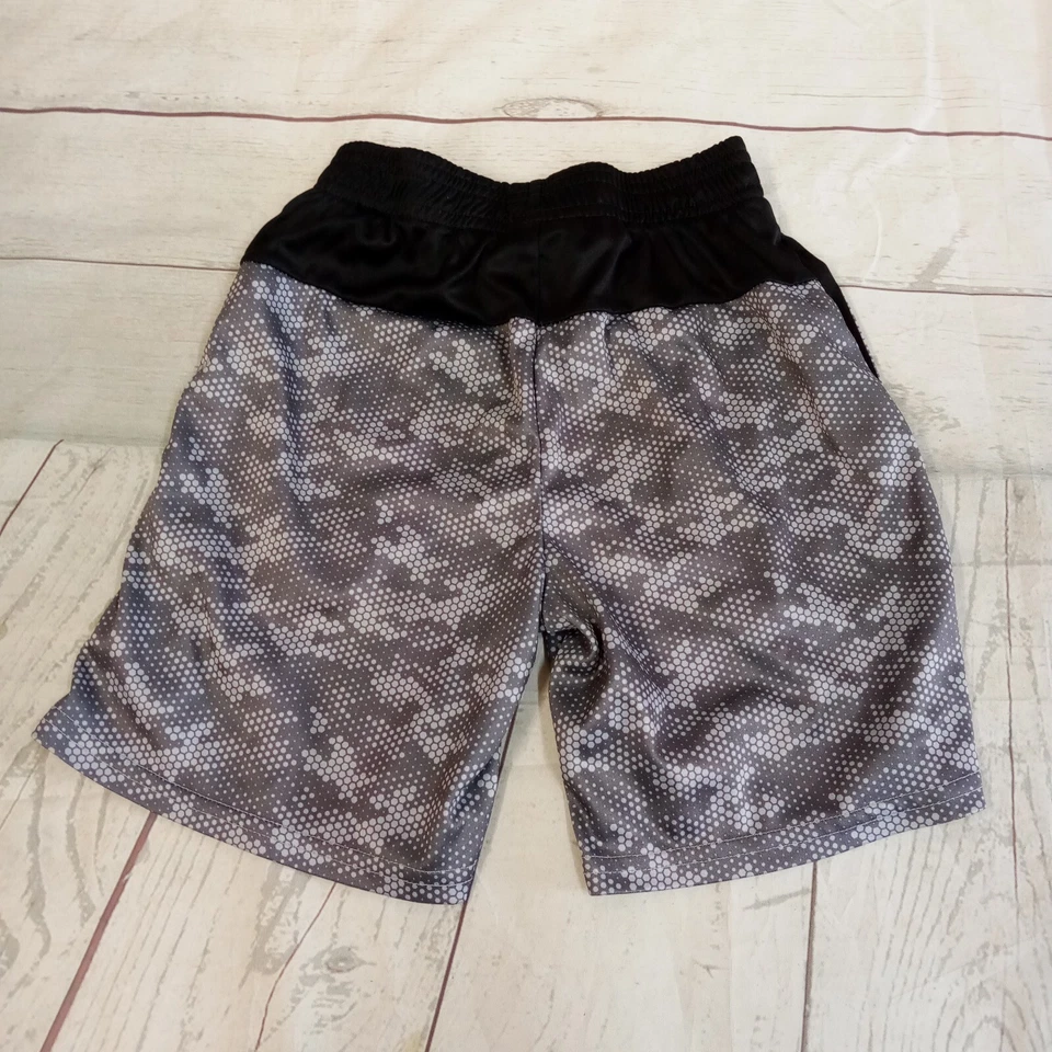 Шорты Fila Kids для мальчиков черные/серые пиксельный знак спереди размер 5 - Изображение 4 из 4