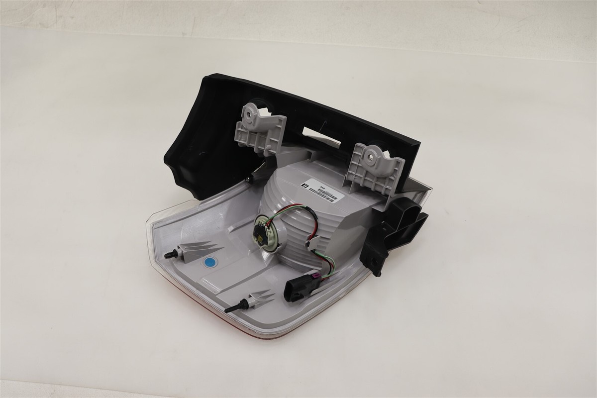 NEW OEM GM Right Outer Tail Light Lamp 23389936 Terrain NEW OEM GM Right Outer Tail Light Lamp 23389936 Terrain