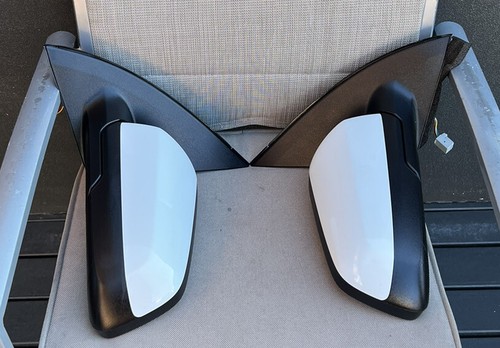 HOLDEN 2013-2017 VF COMMODORE GENUINE GM RHS-LHS HERON WHITE ELECTRIC MIRRORS!!