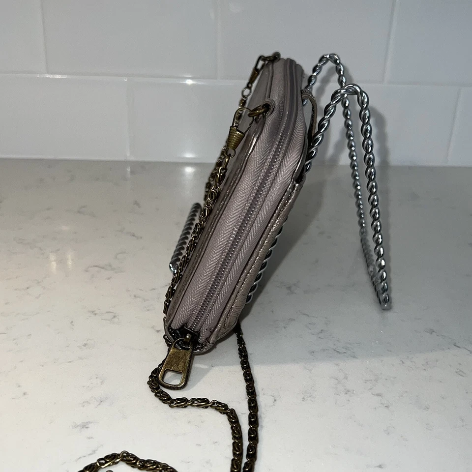 Cartera de teléfono 3 en 1 The Sak y bandolera plateada metálica con cadena de metal. Foto 3 de 4