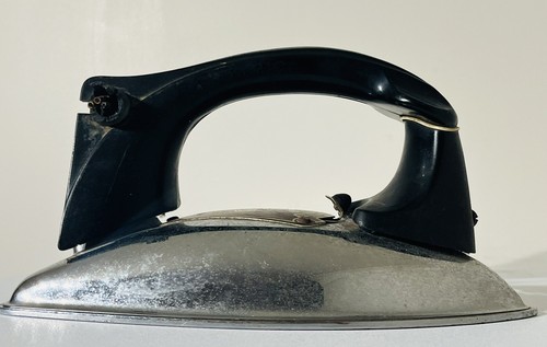 Vintage Hecla Clothes Iron ~ Display Only - Picture 5 of 7