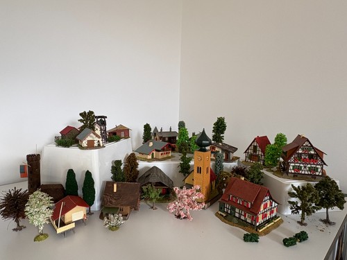 Faller Dorf Häuser Konvolut Spur H0 mit Deko Bäumen - Bild 6 von 6