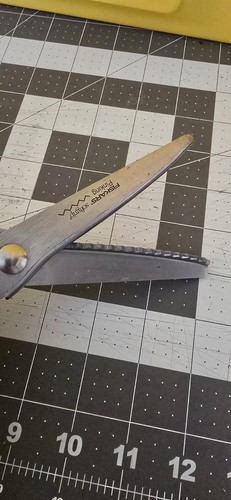 Fiskars Soft Grip 9.5" PINKING SHEARS Stainless Steel Blades Orange & Grey - Picture 5 of 6