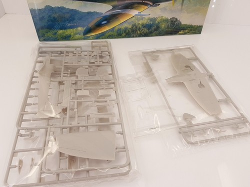 Fujimi 1/72 Spitfire F.R.Mk.14E "Fighter Recon" No.28 Squadron World War II 1946 - Picture 3 of 6
