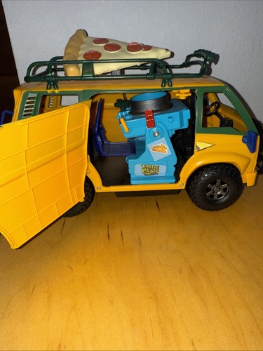 Teenage Mutant Ninja Turtles: Mutant Mayhem Pizza Fire Delivery Van - Picture 8 of 12