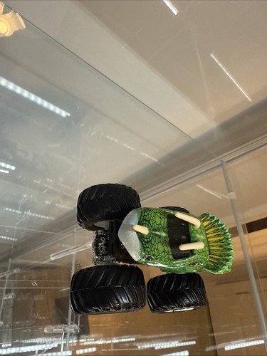 Camión Hot Wheels Monster Jam JURASSIC ATTACK PARK escala 1:64 cuerno de dinosaurio verde - Imagen 2 de 5