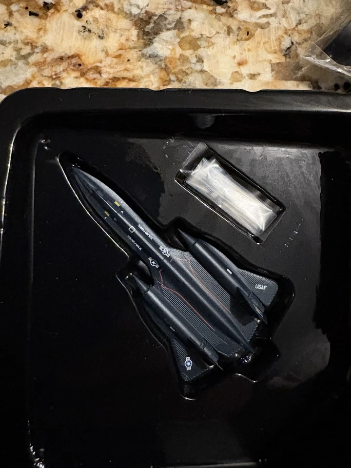 Dragon Models 1:400 SR-71A Blackbird USAF 9th SRW Rosemary's Baby-San - Image 4 of 4