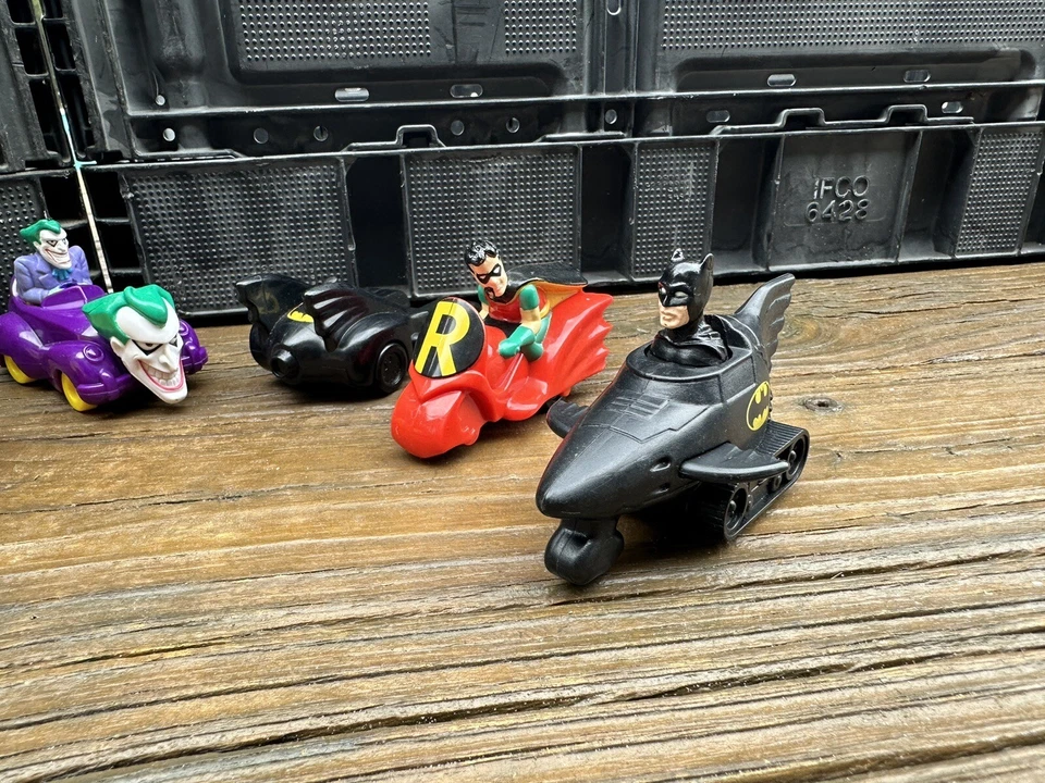 Lote de 7 bonecos de carro Robin 2 Face Joker 91 e 93 McDonald’s DC Comics Batman Toys - Imagem 2 de 4