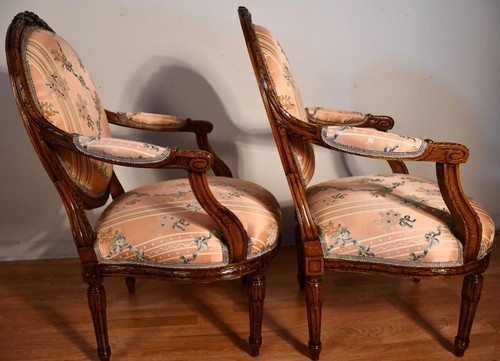 1910s PAIR of Antique French Louis XVI carved Walnut Side Chairs - 第 10/14 張圖片