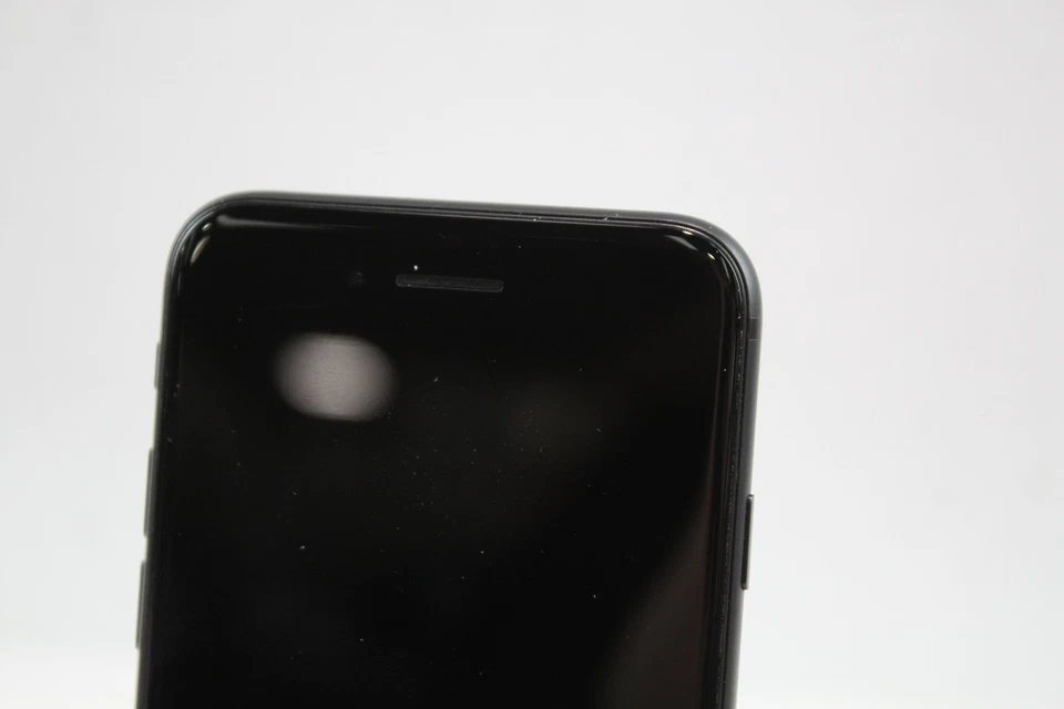 Apple iPhone 7 (Unlocked) A1778 32GB Black Grade B Boxed - Image 3 of 4