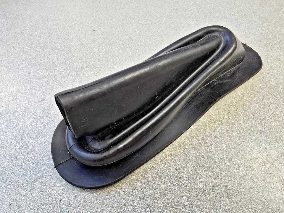 VERY NICE USED ORIGINAL GENUINE PORSCHE 911 912 912E HANDBRAKE RUBBER DUST BOOT - Изображение 2 из 4