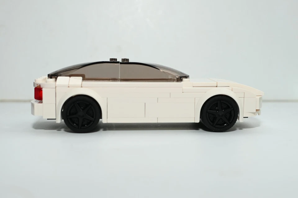 Coche Eléctrico Modelo 3 Personalizado Blanco Construido y Compatible con Ladrillos LEGO® Reales Foto 3 de 3